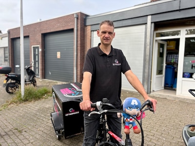 Pascal (46) fietst door Zwolle om vieze was op te halen: ‘Ik word zelfs herkend’