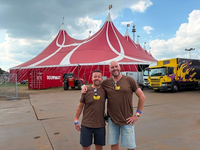 Bas en Rick werken de wensenlijstjes van Zwarte Cross-artiesten af: ‘Een sjoelbak ging ons wel te ve