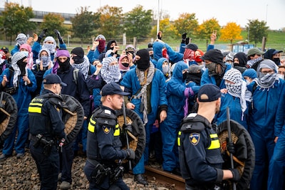 Eén activist zit nog vast na blokkade Rotterdamse haven met 300 aanhoudingen