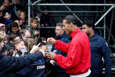 Een paar uur voor de training van Liverpool bezoekt Virgil van Dijk zijn eigen jeugdtoernooi in Tilb