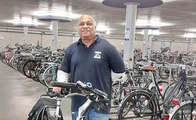 Lennert van de fietsenstalling bij Centrum West gaat met pensioen: 'Ik onthoud alles'