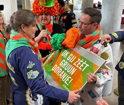 Burgemeester ontvangt bijzondere Kwèèker bij 2College Jozefmavo in Tilburg