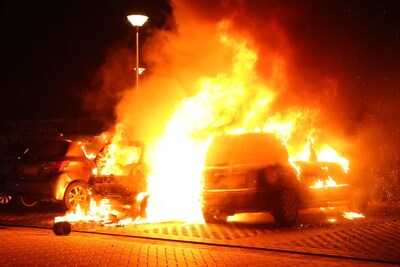 Drie auto’s beschadigd bij brand in Tiel; omwonenden vermoeden ‘rottigheid’