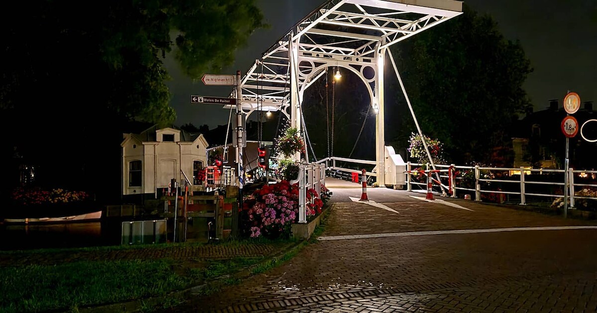 Wielrenner gaat er vandoor na botsing met voetganger in Vreeland | Foto