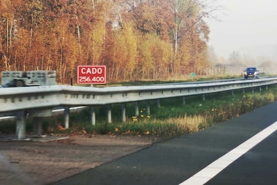 Die rode CADO-bordjes langs de N18? Dit is waarom ze daar staan