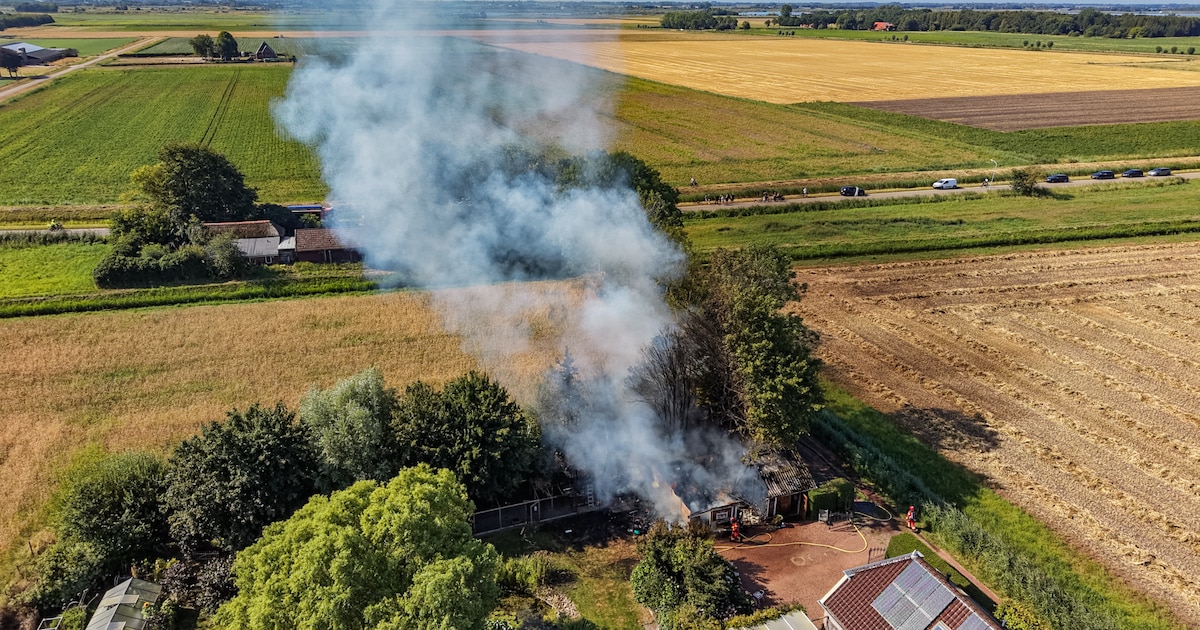 Vlammen slaan over van schuur naar woning in Slochteren