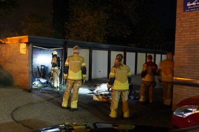 Brandweer breekt garage open vanwege brand in Zwolle