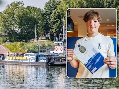 Rolstoeler glijdt het water in naast veerpont, Floris (17) twijfelt geen seconde en springt erachter