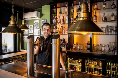 Gemeente grijpt in bij café in Rijssen, nadat waarschuwing en boetes in de wind zijn geslagen