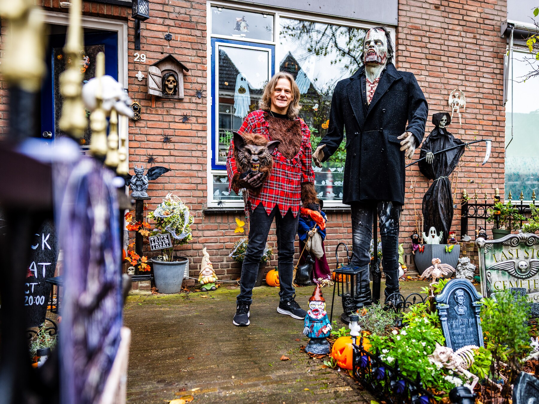 Meneer monster laat kinderen gillen bij zijn spooktuin: ‘Met masker op sta ik voor het raam’