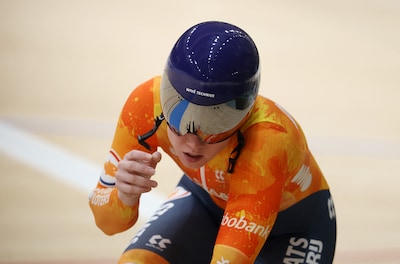 Hetty van de Wouw raakt wereldtitel op kilometer-tijdrit kwijt en pakt zilver, brons voor Sofie van Rooijen
