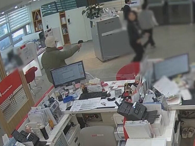 Omstanders overmeesteren met waterpistool 'gewapende' bankovervaller