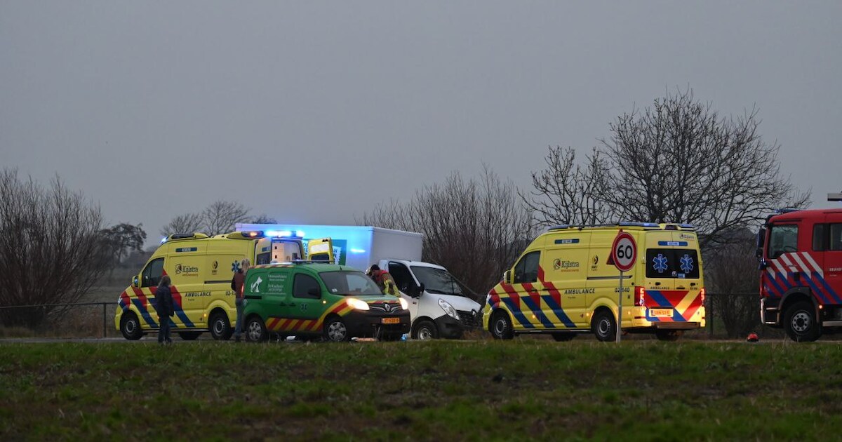 Traumahelikopter opgeroepen na botsing tussen bakwagen en auto op N393 bij Wijnaldum