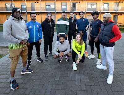 Asielzoekers doen mee aan Genneper Parkenloop: ‘Tien kilometer rennen op slippers, en nog snel ook’