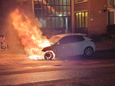 Auto gaat in vlammen op in Wageningen