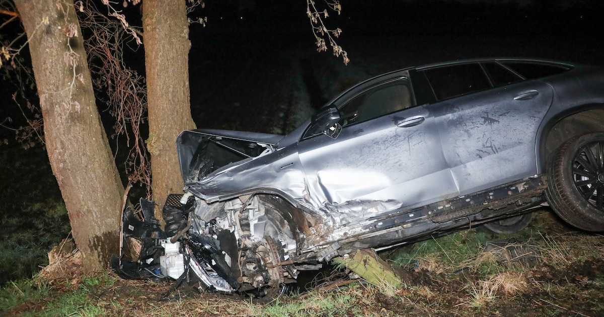Automobilist onder invloed botst tegen boom op in Stroe, rijbewijs ingevorderd