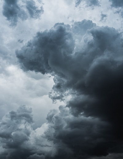 Stevige buien met een enkele keer onweer in Hoeksche Waard in de avond