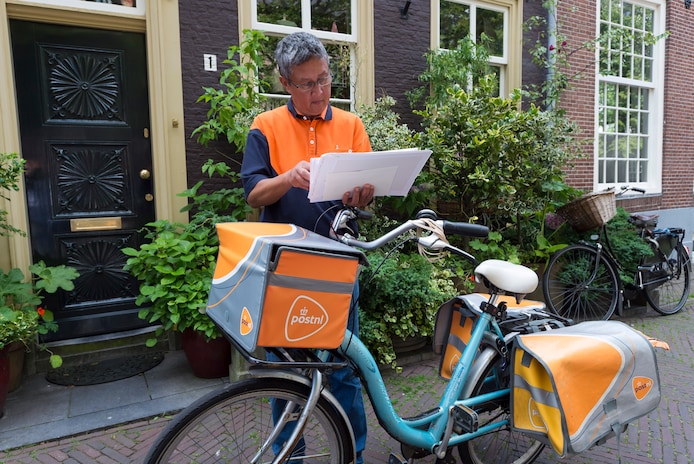 postnl-krijgt-toch-een-dag-extra-om-gewone-brieven-of-kaarten-te-bezorgen-foto-ter-illustratie