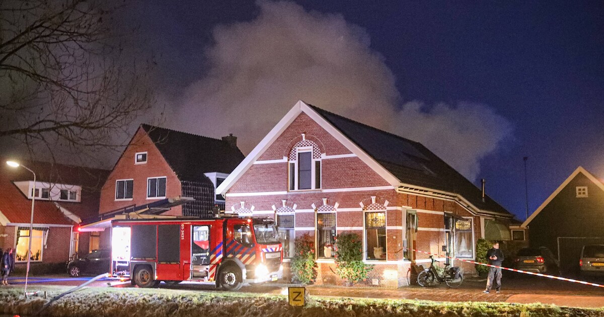 Garage achter woning in brand in de Ds. Sicco Tjadenstraat C in Nieuwe Pekela