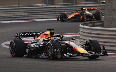 Max Verstappen controleert de race in Abu Dhabi, Lando Norris moet in zijn spiegels kijken