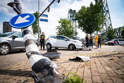 Auto rijdt lantaarnpaal uit de grond op Rotterdams Noordereiland