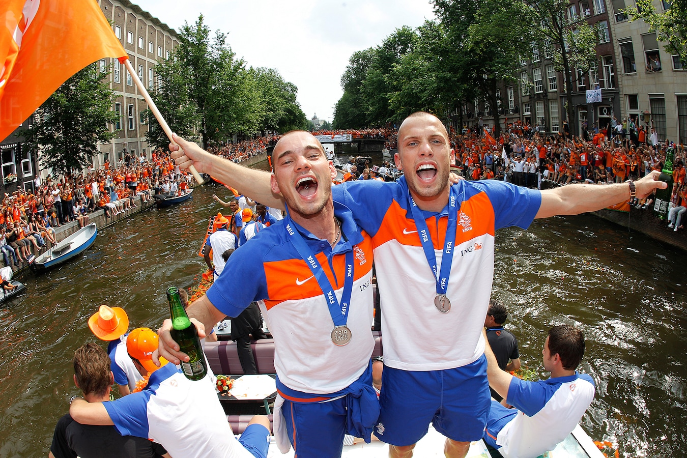 leeuwinnen-bij-wereldtitel-gehuldigd-met-rondvaart-in-amsterdam-foto