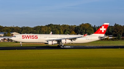 Grote Airbus uit Zwitserland komt aan op Twente Airport (maar het is niet FC Thun)