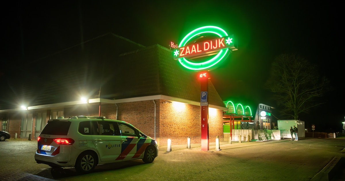 Steekpartij buiten bij discotheek Zaal Dijk in Lemele: twee mensen zwaargewond | Foto