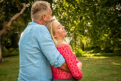 Maike (42) heeft twee mannen en datet ook vrouwen: ‘Ik kan voor meer mensen vlinders voelen’