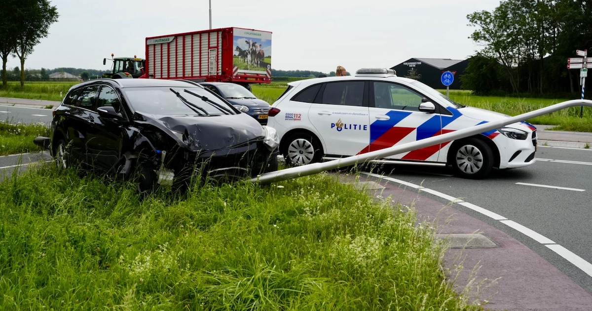 Auto botst tegen lantaarnpaal langs N506 bij Hem