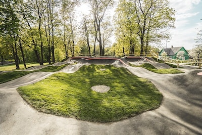 Zo ziet de nieuwe pumptrack in De Lier eruit, zelfs topskater Louise Looije traint hier