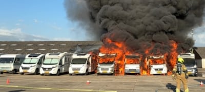 Grote brand verwoest acht campers in Uppel, rookwolken in wijde omgeving te zien