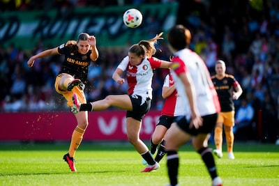 Ajax straft afwachtend Feyenoord Vrouwen genadeloos af en wint tamme Klassieker met ruime cijfers