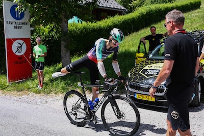 Flinke domper voor Franse wielerhoop in aanloop naar Tour de France: toptalent Paul Seixas stapt af na valpartij