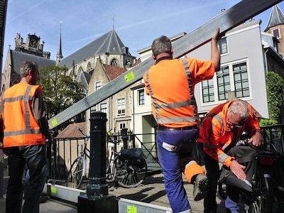 Grote vloedschottentest in Dordrecht: 'Zo blijven onze voeten droog'