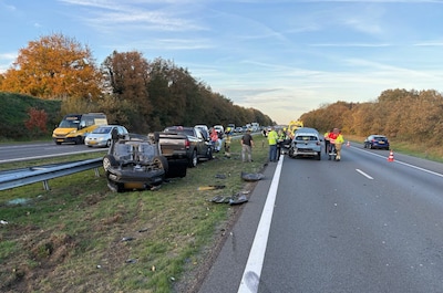 Forse vertraging door ongeluk op A50 bij Oss, auto belandt ondersteboven in middenberm