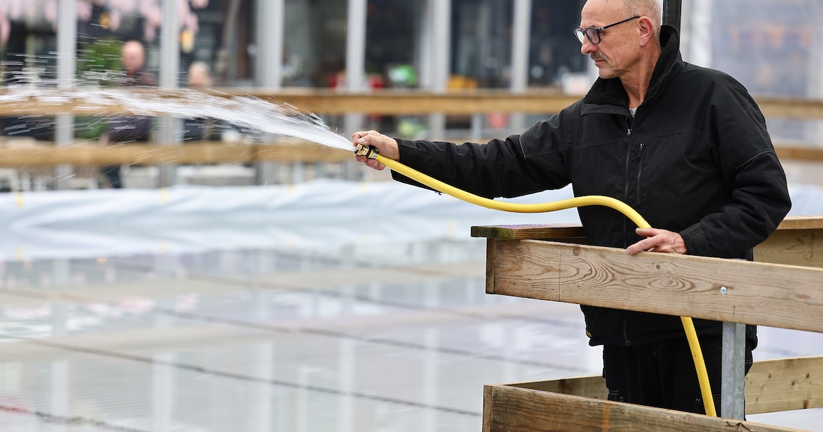 Hoogteverschil van het plein zorgde voor 'lek' in de ijsbaan, spannend of baan op tijd open kan