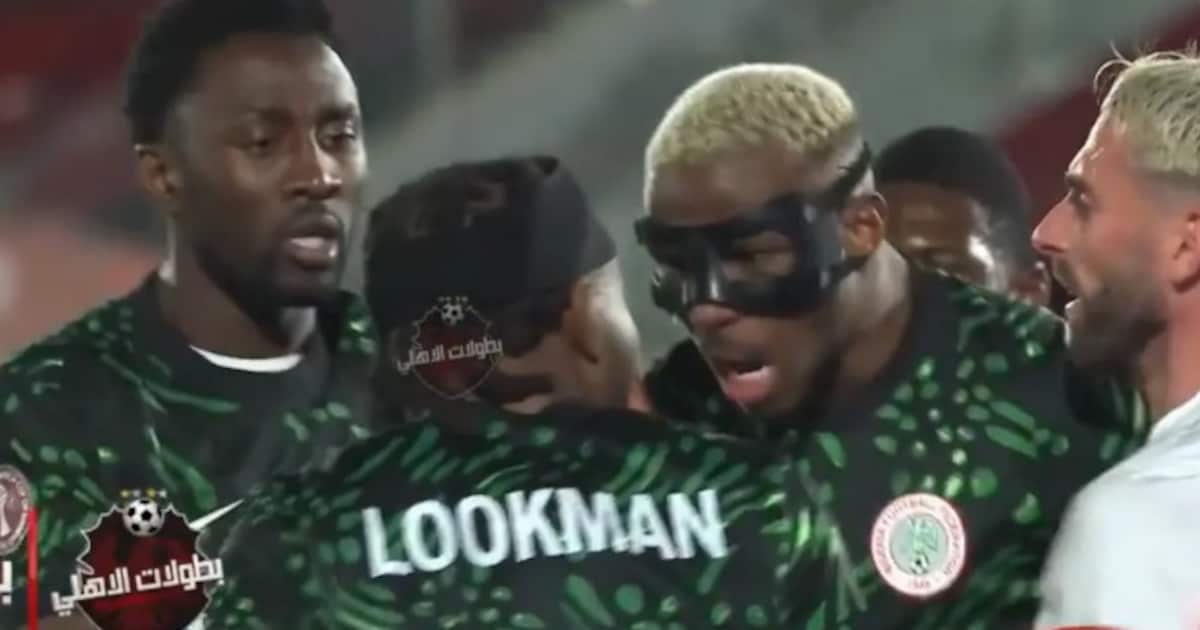 Nigeria-vedettes Victor Osimhen en Ademola Lookman krijgen het met ...