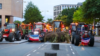Boeren toeterend door centrum Amersfoort en parkeren trekkers bij Centraal Station voor protest