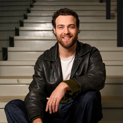 De ‘Nederland­se Harry Styles’ komt uit Ber­kel-En­schot: Jim (26) scoort met debuutsin­gle op de ra