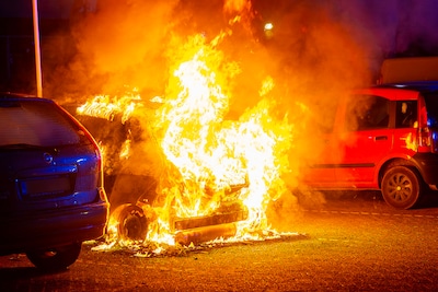 Twee auto’s zwaar beschadigd door brand op bedrijventerrein in Oss