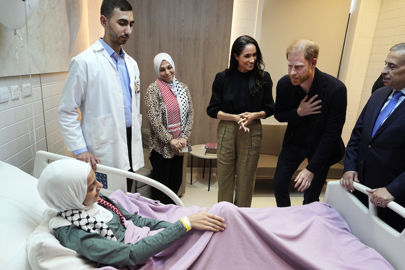 Foto’s van Harry en Meghan gaan de wereld over: hun bezoek leidt af van ...