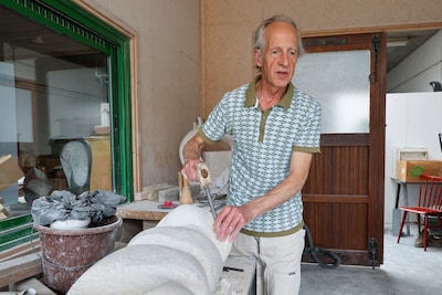 George Kabel (71) werd blind op zijn dertigste en is nu beeldhouwer: ‘Je vraagt je af wat je nog waa