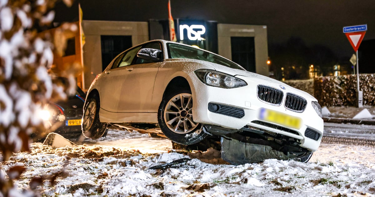 Auto beland op steen aan Oosterbracht in Emmen