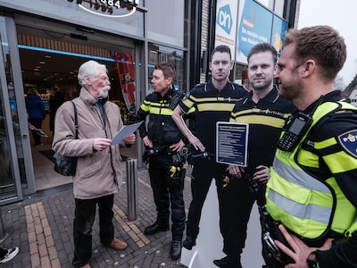 Levensgrote politiepoppen in de supermarkt: ‘we zijn er’