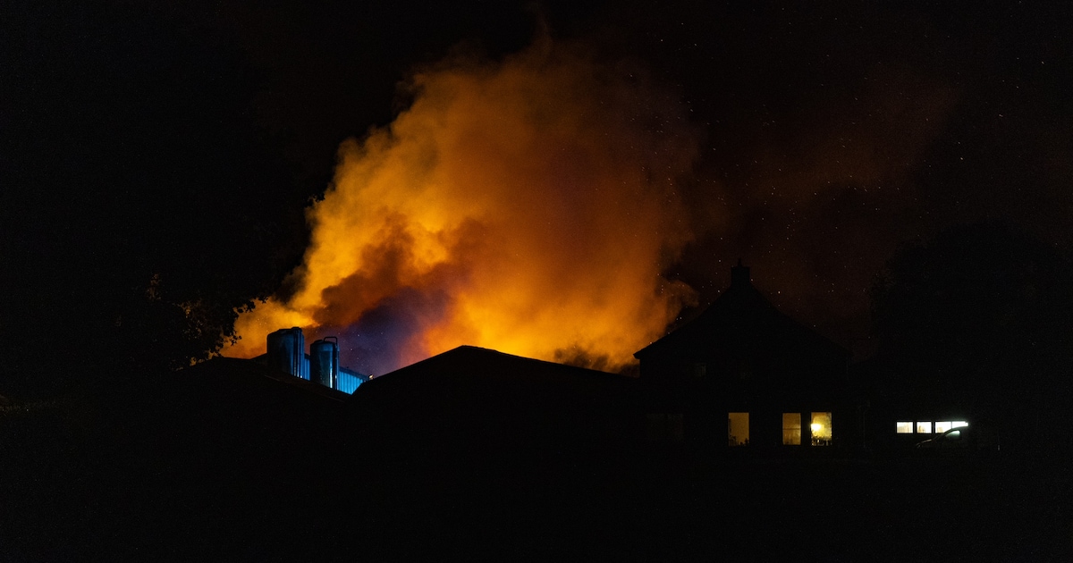 Uitslaande brand in schuur met stro en voertuigen aan de Hoofdweg in Nijeholtpade