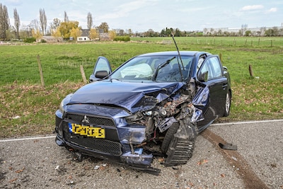 Botsing na inhaalactie op Beekseweg in Babberich
