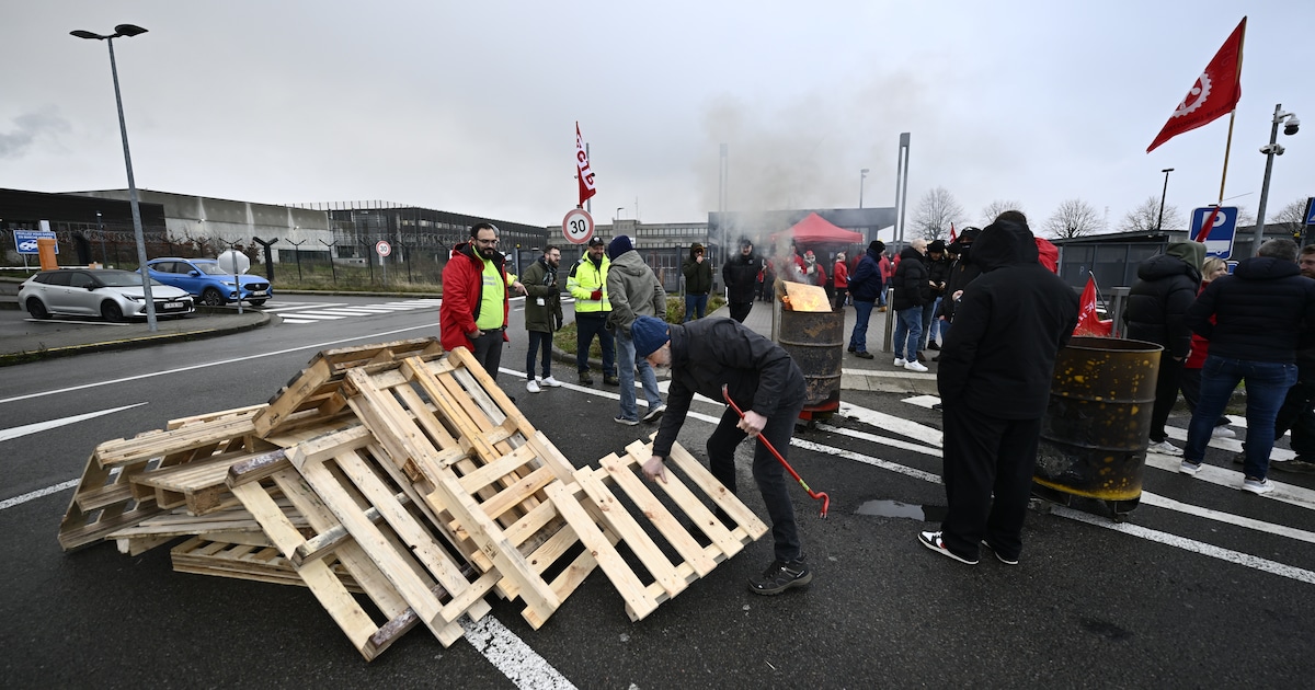 Verschillende Limburgse bedrijven schroeven productie terug tijdens derde nationale stakingsdag