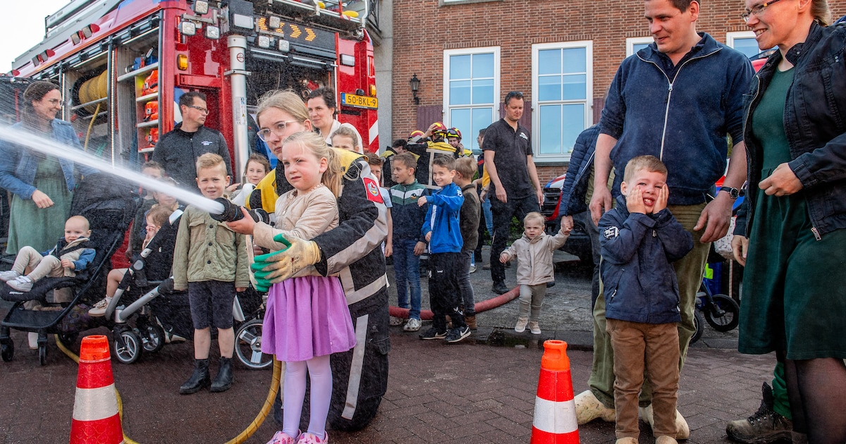 Brandweer, Rode Kruis, dierenambulance en meer hulpdiensten geven demonstraties van Coevorden