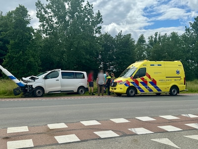 Bestelbus klapt op lantaarnpaal op kruising in Deest